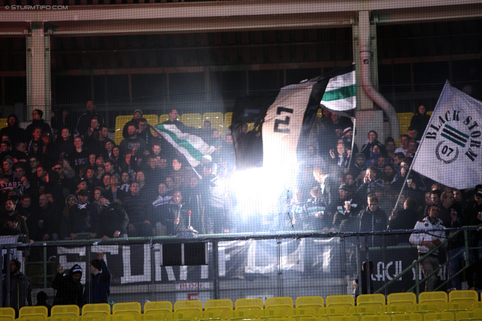 Austria Wien - Sturm Graz
Oesterreichische Fussball Bundesliga, 13. Runde, FK Austria Wien - SK Sturm Graz, Ernst Happel Stadion Wien, 30.10.2016. 

Foto zeigt Fans von Sturm
Schlüsselwörter: pyrotechnik