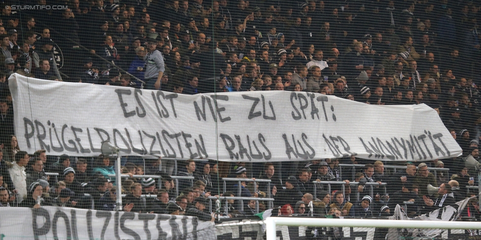 Sturm Graz - St. Poelten
Oesterreichische Fussball Bundesliga, 14. Runde, SK Sturm Graz - SKN St. Poelten, Stadion Liebenau Graz, 05.11.2016. 

Foto zeigt Fans von Sturm mit einem Spruchband
Schlüsselwörter: protest