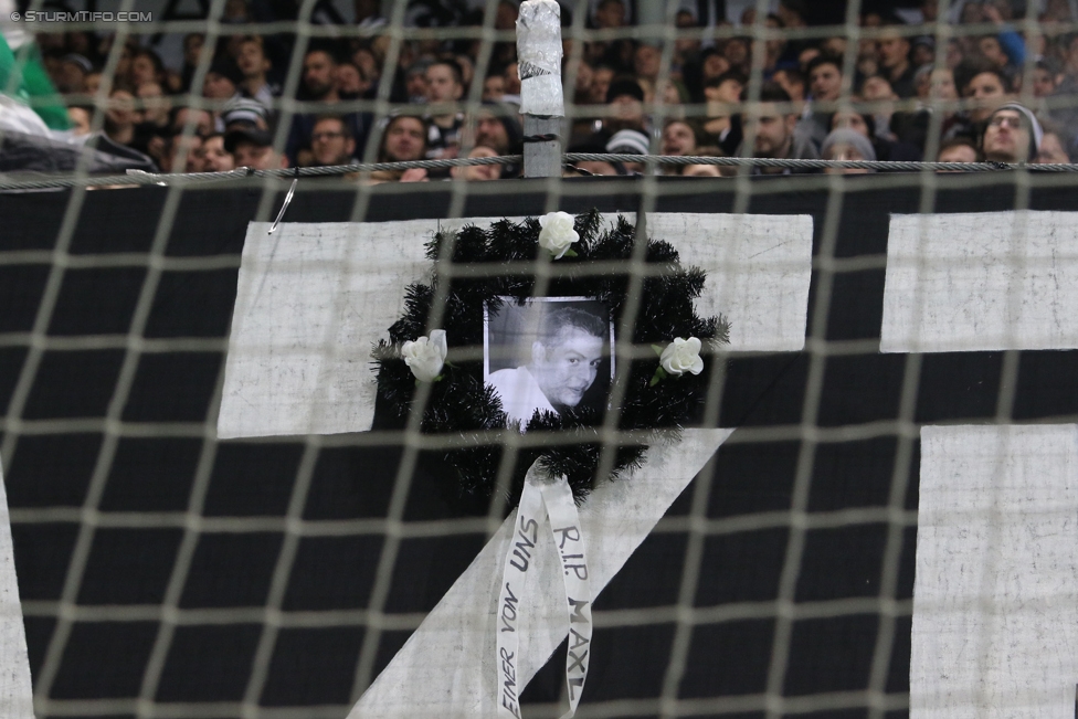 Sturm Graz - St. Poelten
Oesterreichische Fussball Bundesliga, 14. Runde, SK Sturm Graz - SKN St. Poelten, Stadion Liebenau Graz, 05.11.2016. 

Foto zeigt einen Gedenkkranz
