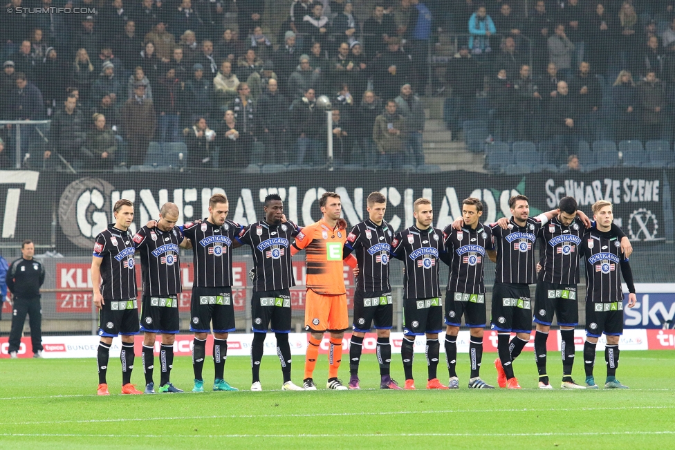 Sturm Graz - St. Poelten
Oesterreichische Fussball Bundesliga, 14. Runde, SK Sturm Graz - SKN St. Poelten, Stadion Liebenau Graz, 05.11.2016. 

Foto zeigt die Mannschaft von Sturm bei einer Trauerminute
