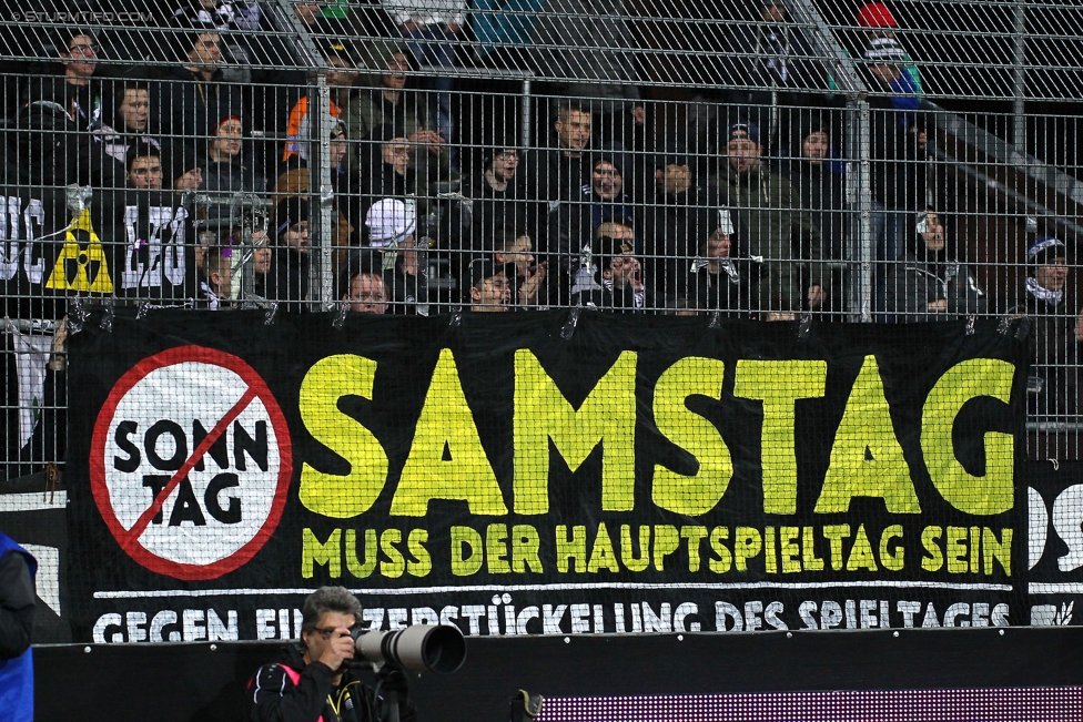 Altach - Sturm Graz
Oesterreichische Fussball Bundesliga, 15. Runde, SC Rheindorf Altach - SK Sturm Graz, Stadion Schnabelholz Altach, 19.11.2016. 

Foto zeigt Fans von Sturm mit einem Spruchband
Schlüsselwörter: protest