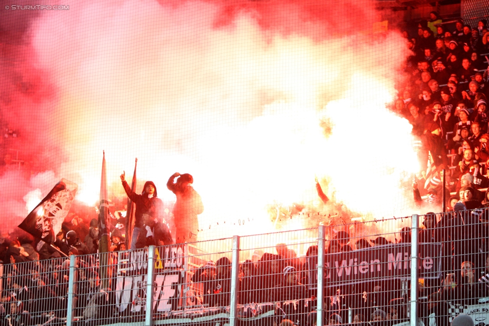 Rapid Wien - Sturm Graz
Oesterreichische Fussball Bundesliga, 16. Runde, SK Rapid Wien - SK Sturm Graz, Weststadion Wien, 27.11.2016. 

Foto zeigt Fans von Sturm
Schlüsselwörter: pyrotechnik