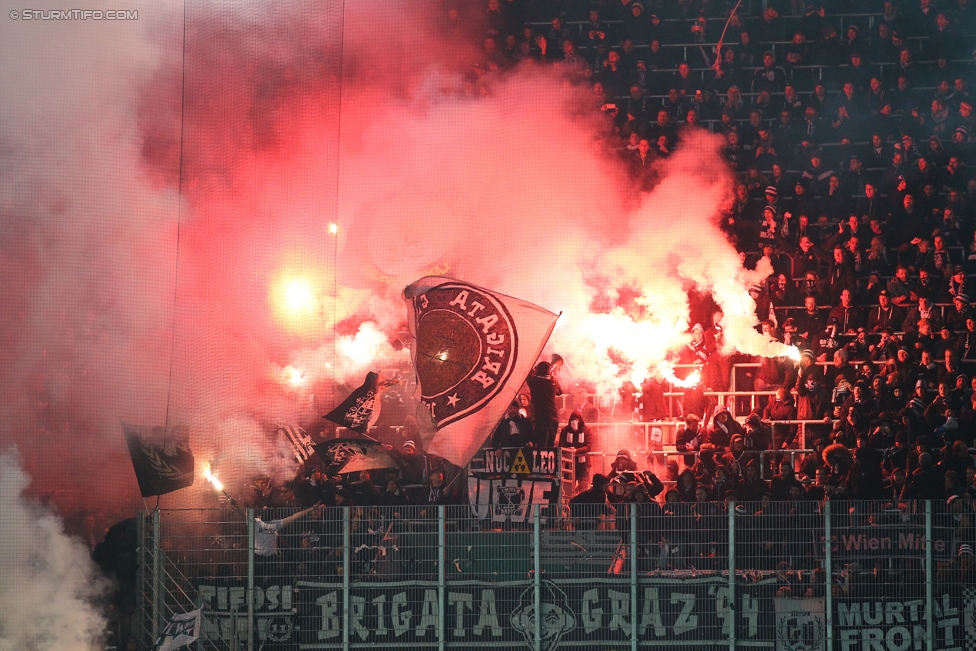 Rapid Wien - Sturm Graz
Oesterreichische Fussball Bundesliga, 16. Runde, SK Rapid Wien - SK Sturm Graz, Weststadion Wien, 27.11.2016. 

Foto zeigt Fans von Sturm
Schlüsselwörter: pyrotechnik