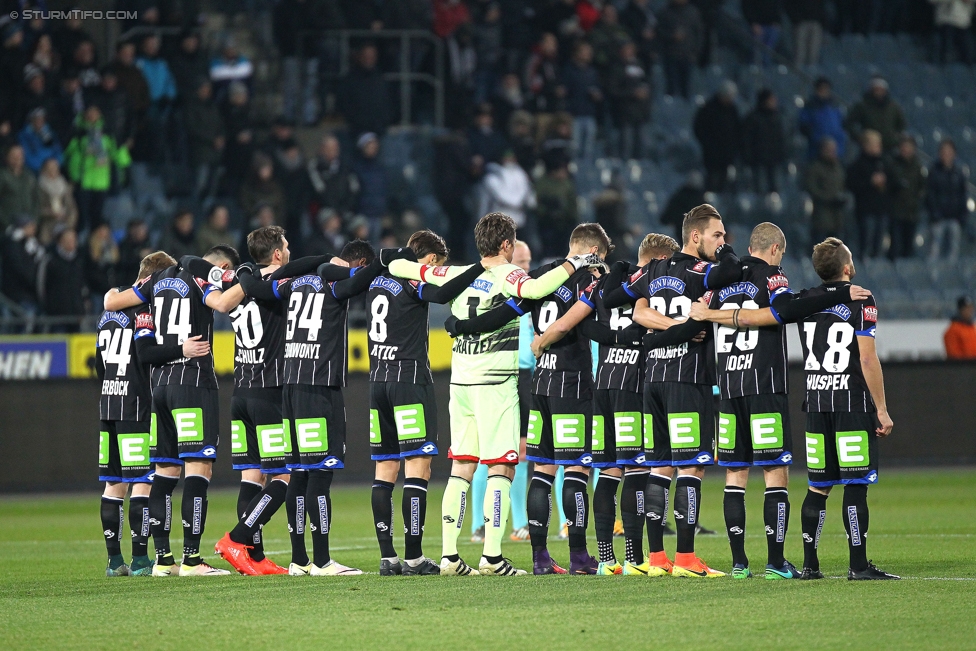 Sturm Graz - Admira Wacker
Oesterreichische Fussball Bundesliga, 17. Runde, SK Sturm Graz - FC Admira Wacker Moedling, Stadion Liebenau Graz, 30.11.2016. 

Foto zeigt die Mannschaft von Sturm bei einer Trauerminute
