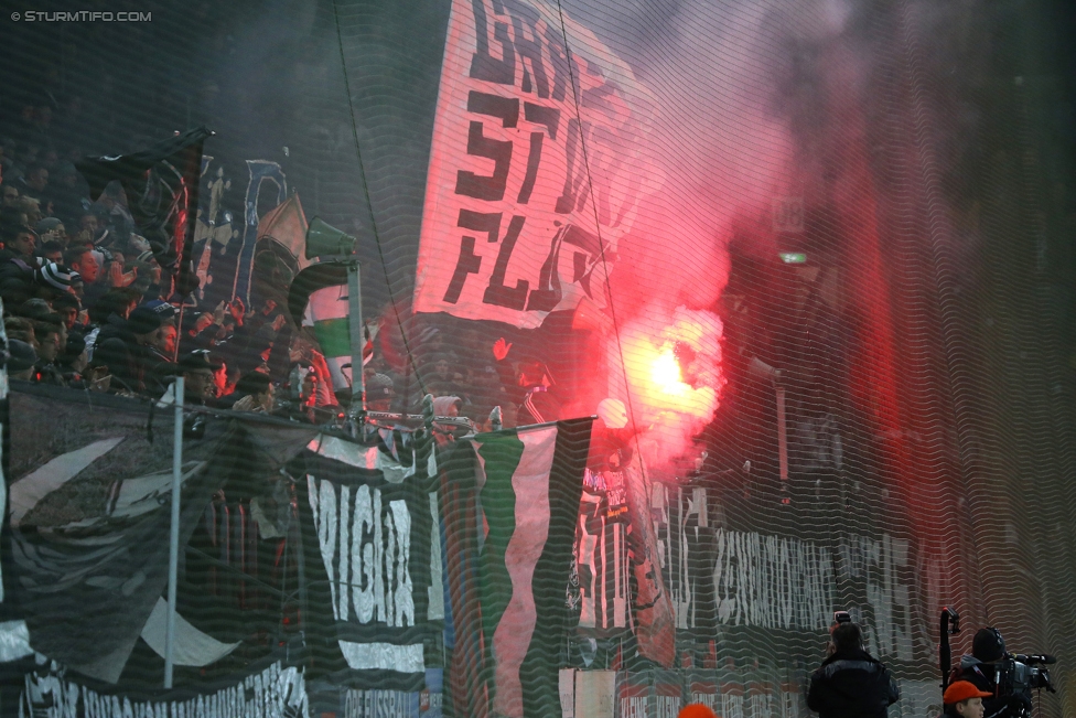 Sturm Graz - Salzburg
Oesterreichische Fussball Bundesliga, 19. Runde, SK Sturm Graz - FC RB Salzburg, Stadion Liebenau Graz, 11.12.2016. 

Foto zeigt Fans von Sturm
Schlüsselwörter: pyrotechnik