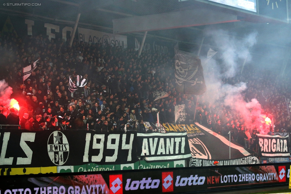 Sturm Graz - Salzburg
Oesterreichische Fussball Bundesliga, 19. Runde, SK Sturm Graz - FC RB Salzburg, Stadion Liebenau Graz, 11.12.2016. 

Foto zeigt Fans von Sturm
Schlüsselwörter: pyrotechnik