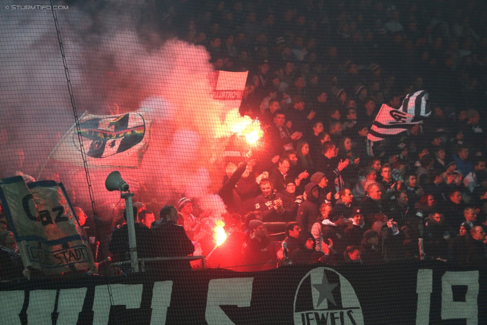 Sturm Graz - Salzburg
Oesterreichische Fussball Bundesliga, 19. Runde, SK Sturm Graz - FC RB Salzburg, Stadion Liebenau Graz, 11.12.2016. 

Foto zeigt Fans von Sturm
Schlüsselwörter: pyrotechnik