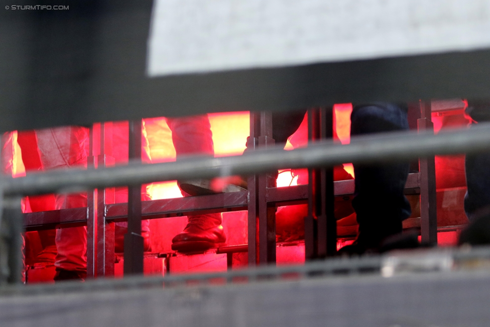 Sturm Graz - Salzburg
Oesterreichische Fussball Bundesliga, 19. Runde, SK Sturm Graz - FC RB Salzburg, Stadion Liebenau Graz, 11.12.2016. 

Foto zeigt Fans von Sturm
Schlüsselwörter: pyrotechnik