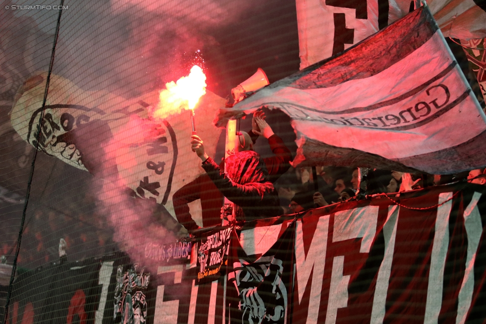 Sturm Graz - Salzburg
Oesterreichische Fussball Bundesliga, 19. Runde, SK Sturm Graz - FC RB Salzburg, Stadion Liebenau Graz, 11.12.2016. 

Foto zeigt Fans von Sturm
Schlüsselwörter: pyrotechnik