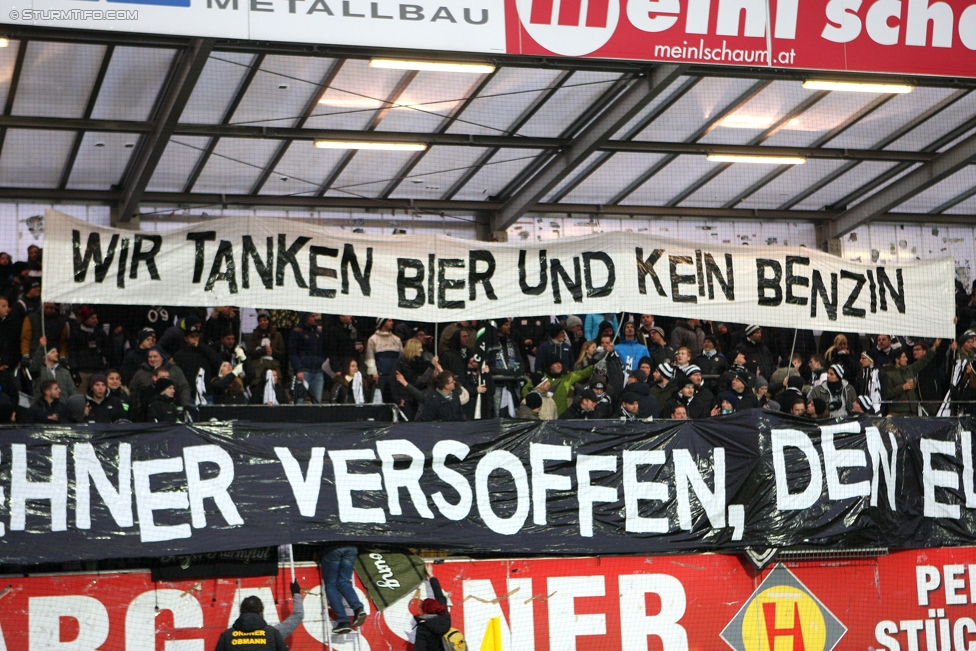 Ried - Sturm Graz
Oesterreichische Fussball Bundesliga, 18. Runde, SV Ried - SK Sturm Graz, Arena Ried, 17.12.2016. 

Foto zeigt Fans von Sturm mit einer Choreografie
