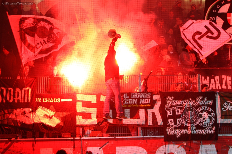 Ried - Sturm Graz
Oesterreichische Fussball Bundesliga, 18. Runde, SV Ried - SK Sturm Graz, Arena Ried, 17.12.2016. 

Foto zeigt Fans von Sturm
Schlüsselwörter: pyrotechnik