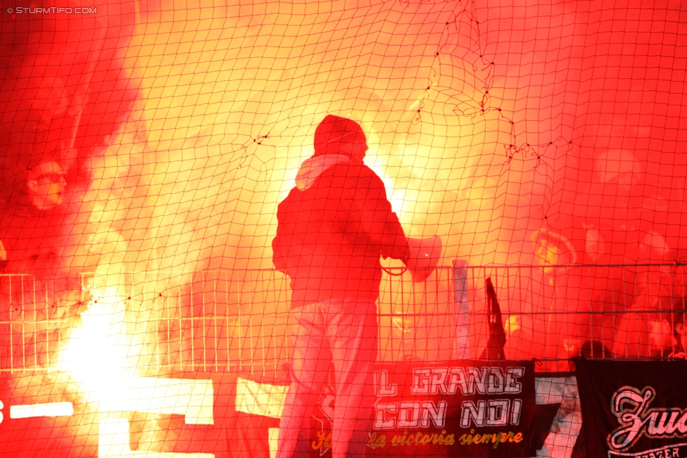 Ried - Sturm Graz
Oesterreichische Fussball Bundesliga, 18. Runde, SV Ried - SK Sturm Graz, Arena Ried, 17.12.2016. 

Foto zeigt Fans von Sturm
Schlüsselwörter: pyrotechnik