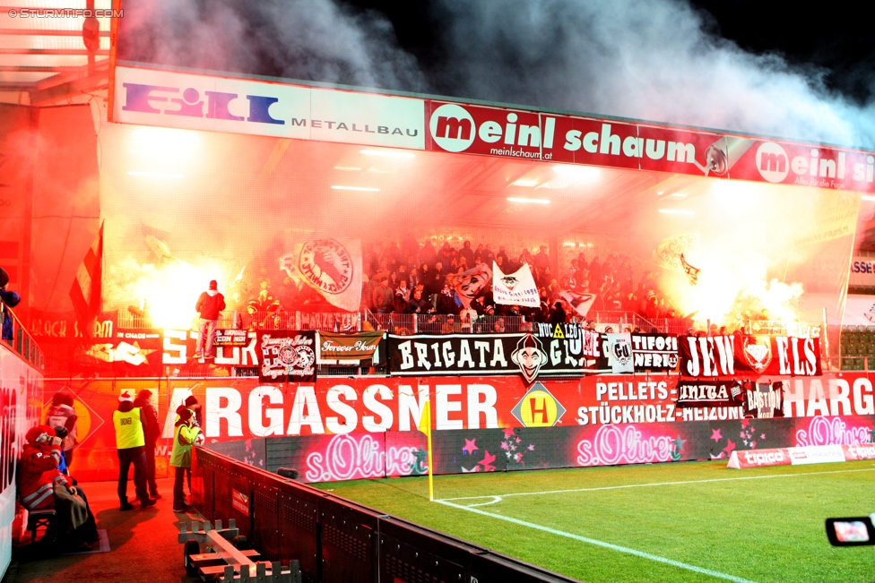 Ried - Sturm Graz
Oesterreichische Fussball Bundesliga, 18. Runde, SV Ried - SK Sturm Graz, Arena Ried, 17.12.2016. 

Foto zeigt Fans von Sturm
Schlüsselwörter: pyrotechnik