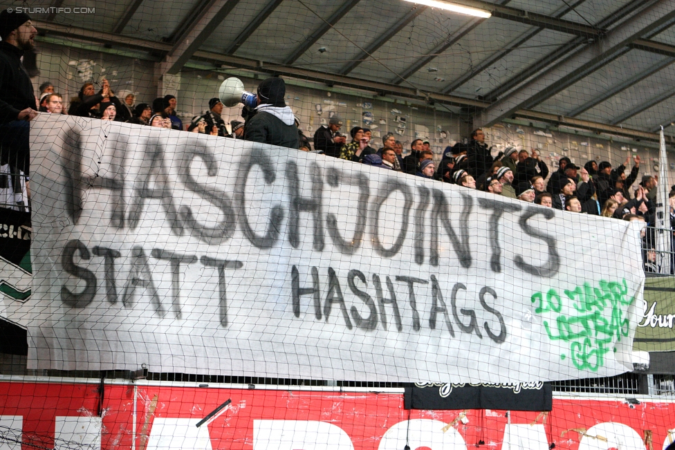 Ried - Sturm Graz
Oesterreichische Fussball Bundesliga, 18. Runde, SV Ried - SK Sturm Graz, Arena Ried, 17.12.2016. 

Foto zeigt Fans von Sturm mit einem Spruchband
