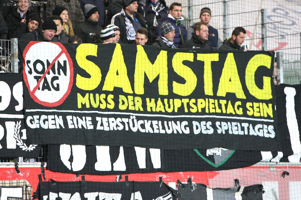 Ried - Sturm Graz
Oesterreichische Fussball Bundesliga, 18. Runde, SV Ried - SK Sturm Graz, Arena Ried, 17.12.2016. 

Foto zeigt Fans von Sturm mit einem Spruchband
Schlüsselwörter: protest