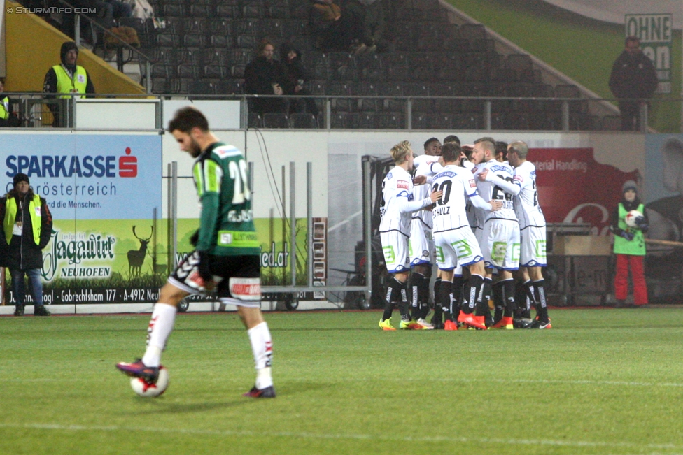 Ried - Sturm Graz
Oesterreichische Fussball Bundesliga, 18. Runde, SV Ried - SK Sturm Graz, Arena Ried, 17.12.2016. 

Foto zeigt Dieter Elsneg (Ried) und die Mannschaft von Sturm
Schlüsselwörter: torjubel