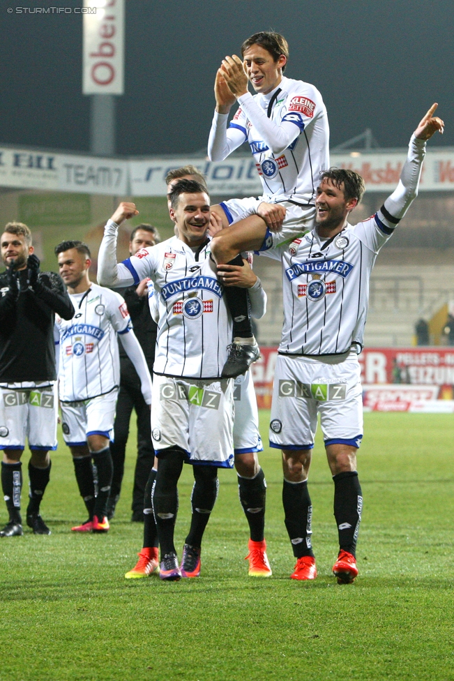 Ried - Sturm Graz
Oesterreichische Fussball Bundesliga, 18. Runde, SV Ried - SK Sturm Graz, Arena Ried, 17.12.2016. 

Foto zeigt Kristijan Dobras (Sturm), Uros Matic (Sturm) und Christian Schulz (Sturm)
