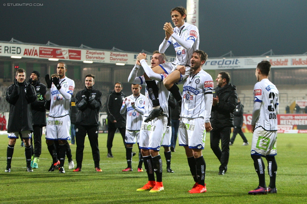 Ried - Sturm Graz
Oesterreichische Fussball Bundesliga, 18. Runde, SV Ried - SK Sturm Graz, Arena Ried, 17.12.2016. 

Foto zeigt Kristijan Dobras (Sturm), Uros Matic (Sturm) und Christian Schulz (Sturm)
