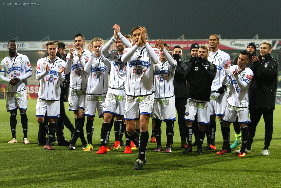 Ried - Sturm Graz
Oesterreichische Fussball Bundesliga, 18. Runde, SV Ried - SK Sturm Graz, Arena Ried, 17.12.2016. 

Foto zeigt Uros Matic (Sturm) und die Mannschaft von Sturm
