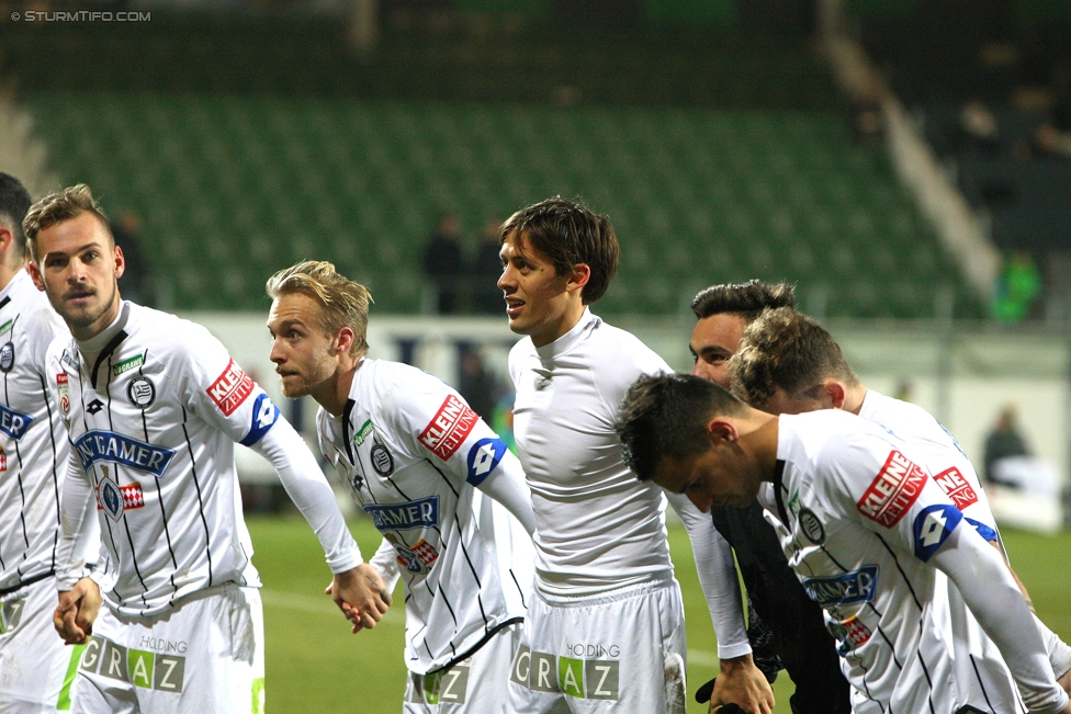 Ried - Sturm Graz
Oesterreichische Fussball Bundesliga, 18. Runde, SV Ried - SK Sturm Graz, Arena Ried, 17.12.2016. 

Foto zeigt Lukas Spendlhofer (Sturm), James Jeggo (Sturm) und Uros Matic (Sturm)
