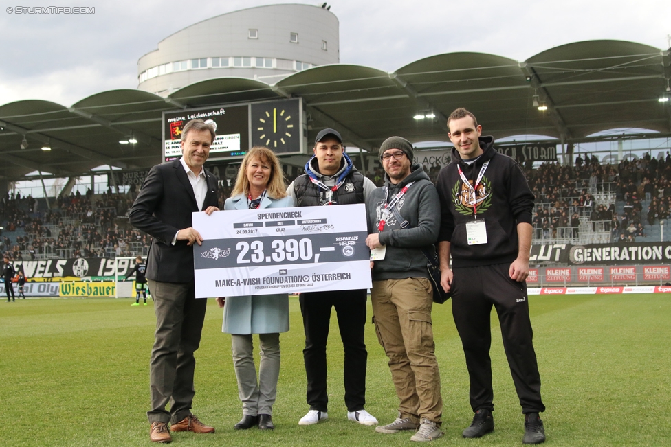 Sturm Graz - Altach
Oesterreichische Fussball Bundesliga, 22. Runde, SK Sturm Graz - SC Rheindorf Altach, Stadion Liebenau Graz, 04.03.2017. 

Foto zeigt die Spendenuebergabe der Charity-Aktion Schwoaze Helfen mit Christian Jauk (Praesident Sturm), Andrea Scholz (Make a Wish Foundation) und Vertretern der Grazer Sturmflut, Jewels Sturm und Brigata Graz
