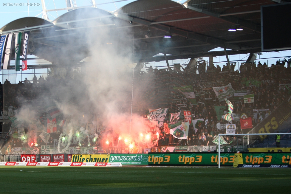 Sturm Graz - Rapid Wien
Oesterreichische Fussball Bundesliga, 23. Runde, SK Sturm Graz - SK Rapid Wien, Stadion Liebenau Graz, 12.03.2017. 

Foto zeigt Fans von Rapid
Schlüsselwörter: pyrotechnik