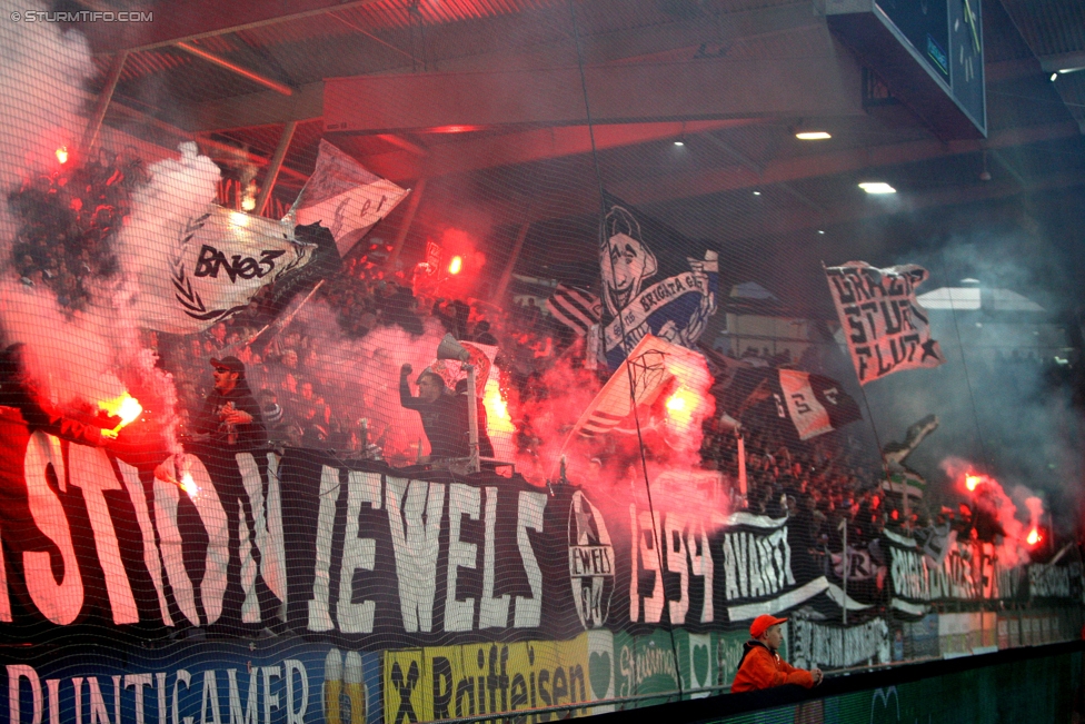 Sturm Graz - Rapid Wien
Oesterreichische Fussball Bundesliga, 23. Runde, SK Sturm Graz - SK Rapid Wien, Stadion Liebenau Graz, 12.03.2017. 

Foto zeigt Fans von Sturm
Schlüsselwörter: pyrotechnik