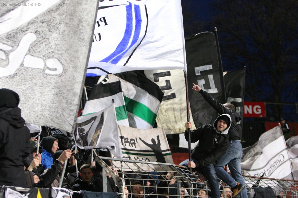 Admira Wacker - Sturm Graz
Oesterreichische Fussball Bundesliga, 24. Runde, FC Admira Wacker Moedling - SK Sturm Graz, Stadion Suedstadt Maria Enzersdorf, 18.03.2017. 

Foto zeigt Fans von Sturm
