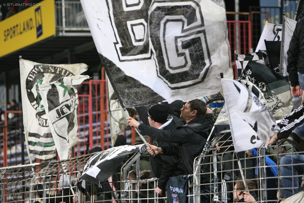 Admira Wacker - Sturm Graz
Oesterreichische Fussball Bundesliga, 24. Runde, FC Admira Wacker Moedling - SK Sturm Graz, Stadion Suedstadt Maria Enzersdorf, 18.03.2017. 

Foto zeigt Fans von Sturm
