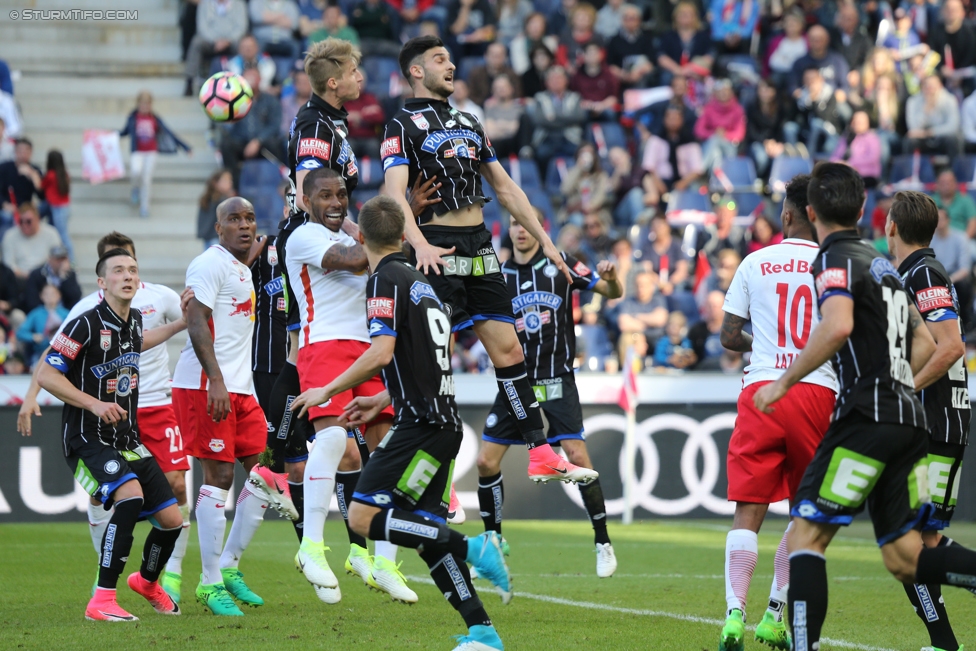 RB Salzburg - Sturm Graz
Oesterreichische Fussball Bundesliga, 26. Runde, FC RB Salzburg - SK Sturm Graz, Stadion Wals-Siezenheim, 09.04.2017. 

Foto zeigt Simon Piesinger (Sturm), Charalampos Lykogiannis (Sturm) und Valentino Lazaro (Salzburg)
