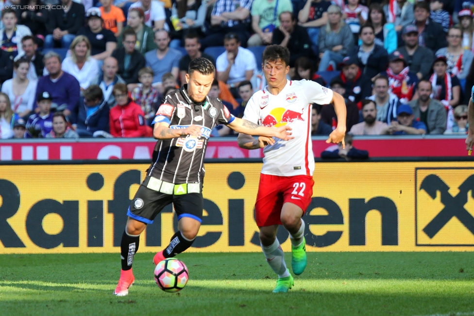 RB Salzburg - Sturm Graz
Oesterreichische Fussball Bundesliga, 26. Runde, FC RB Salzburg - SK Sturm Graz, Stadion Wals-Siezenheim, 09.04.2017. 

Foto zeigt Sascha Horvath (Sturm) und Stefan Lainer (Salzburg)
