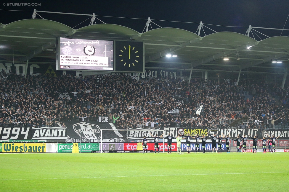 Sturm Graz - Ried
Oesterreichische Fussball Bundesliga, 29. Runde, SK Sturm Graz - SV Ried, Stadion Liebenau Graz, 15.04.2017. 

Foto zeigt Fans von Sturm und die Mannschaft von Sturm
Schlüsselwörter: jubel