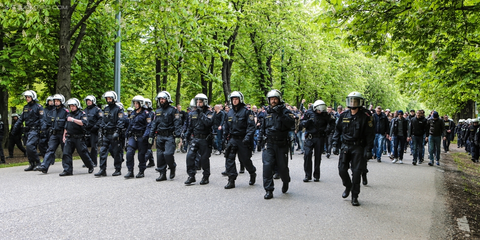 Austria Wien - Sturm Graz
Oesterreichische Fussball Bundesliga, 31. Runde, FK Austria Wien - SK Sturm Graz, Ernst Happel Stadion Wien, 29.04.2017. 

Foto zeigt Polizei und Fans von Sturm beim Corteo
