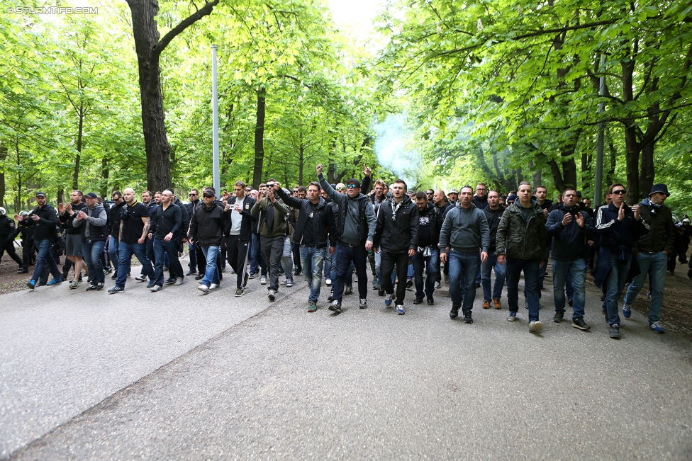 Austria Wien - Sturm Graz
Oesterreichische Fussball Bundesliga, 31. Runde, FK Austria Wien - SK Sturm Graz, Ernst Happel Stadion Wien, 29.04.2017. 

Foto zeigt Fans von Sturm beim Corteo
