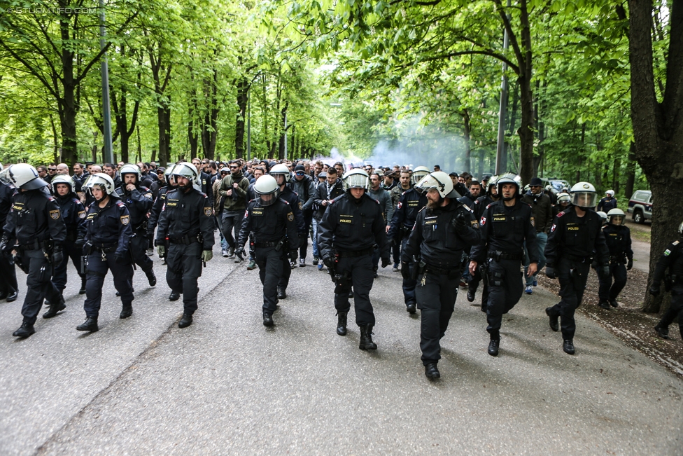 Austria Wien - Sturm Graz
Oesterreichische Fussball Bundesliga, 31. Runde, FK Austria Wien - SK Sturm Graz, Ernst Happel Stadion Wien, 29.04.2017. 

Foto zeigt Polizei und Fans von Sturm beim Corteo
