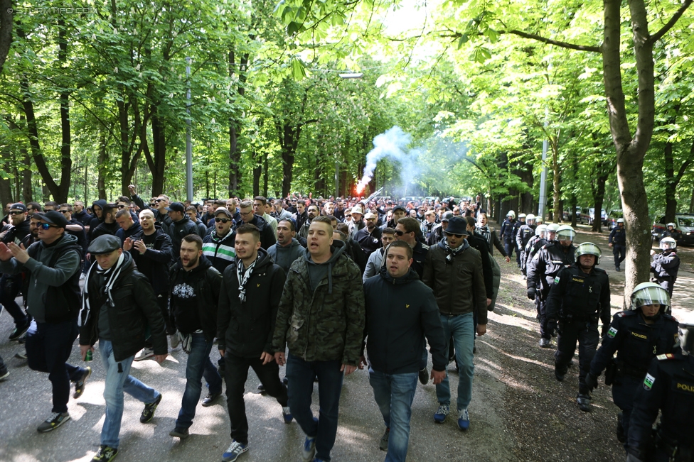 Austria Wien - Sturm Graz
Oesterreichische Fussball Bundesliga, 31. Runde, FK Austria Wien - SK Sturm Graz, Ernst Happel Stadion Wien, 29.04.2017. 

Foto zeigt Polizei und Fans von Sturm beim Corteo
