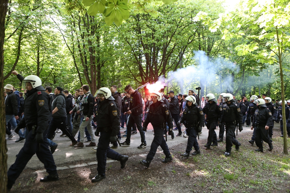 Austria Wien - Sturm Graz
Oesterreichische Fussball Bundesliga, 31. Runde, FK Austria Wien - SK Sturm Graz, Ernst Happel Stadion Wien, 29.04.2017. 

Foto zeigt Polizei und Fans von Sturm beim Corteo
