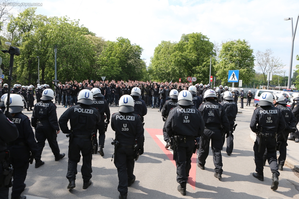 Austria Wien - Sturm Graz
Oesterreichische Fussball Bundesliga, 31. Runde, FK Austria Wien - SK Sturm Graz, Ernst Happel Stadion Wien, 29.04.2017. 

Foto zeigt Polizei und Fans von Sturm beim Corteo
