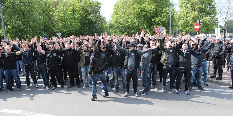 Austria Wien - Sturm Graz
Oesterreichische Fussball Bundesliga, 31. Runde, FK Austria Wien - SK Sturm Graz, Ernst Happel Stadion Wien, 29.04.2017. 

Foto zeigt Polizei und Fans von Sturm beim Corteo
