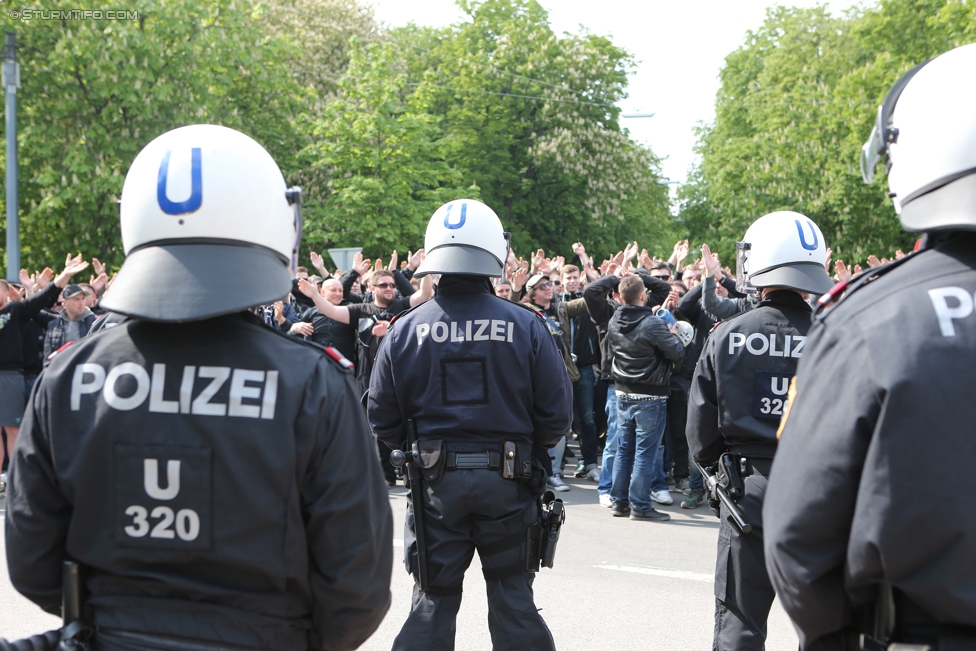 Austria Wien - Sturm Graz
Oesterreichische Fussball Bundesliga, 31. Runde, FK Austria Wien - SK Sturm Graz, Ernst Happel Stadion Wien, 29.04.2017. 

Foto zeigt Polizei und Fans von Sturm beim Corteo
