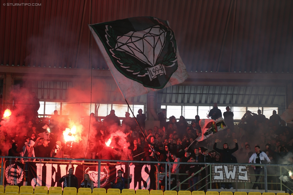 Austria Wien - Sturm Graz
Oesterreichische Fussball Bundesliga, 31. Runde, FK Austria Wien - SK Sturm Graz, Ernst Happel Stadion Wien, 29.04.2017. 

Foto zeigt Fans von Sturm
Schlüsselwörter: pyrotechnik