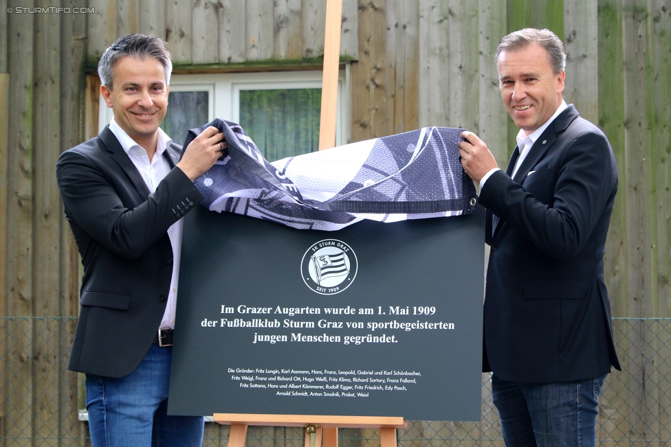 Gruabn Initiative Legendentag
Gruabn Initiative Legendentag, Stadion Gruabn Graz, 01.05.2017.

Foto zeigt Kurt Hohensinner (Stadtrat) und Christian Jauk (Praesident Sturm) bei der Enthuellung der Gedenktafel im Augarten
