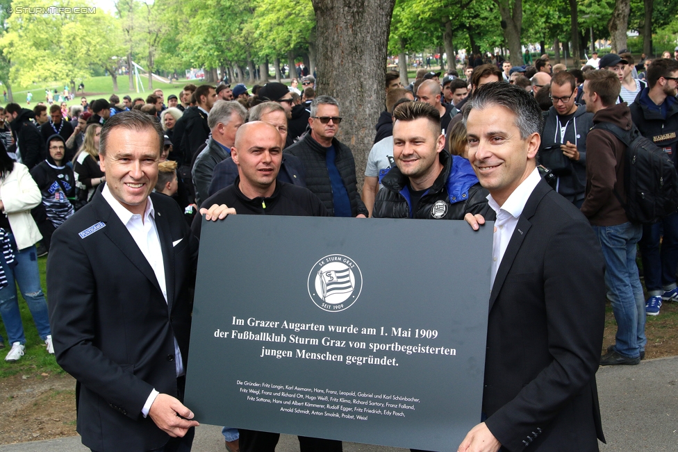 Gruabn Initiative Legendentag
Gruabn Initiative Legendentag, Stadion Gruabn Graz, 01.05.2017.

Foto zeigt Christian Jauk (Praesident Sturm) und Kurt Hohensinner (Stadtrat) mit der Gedenktafel
