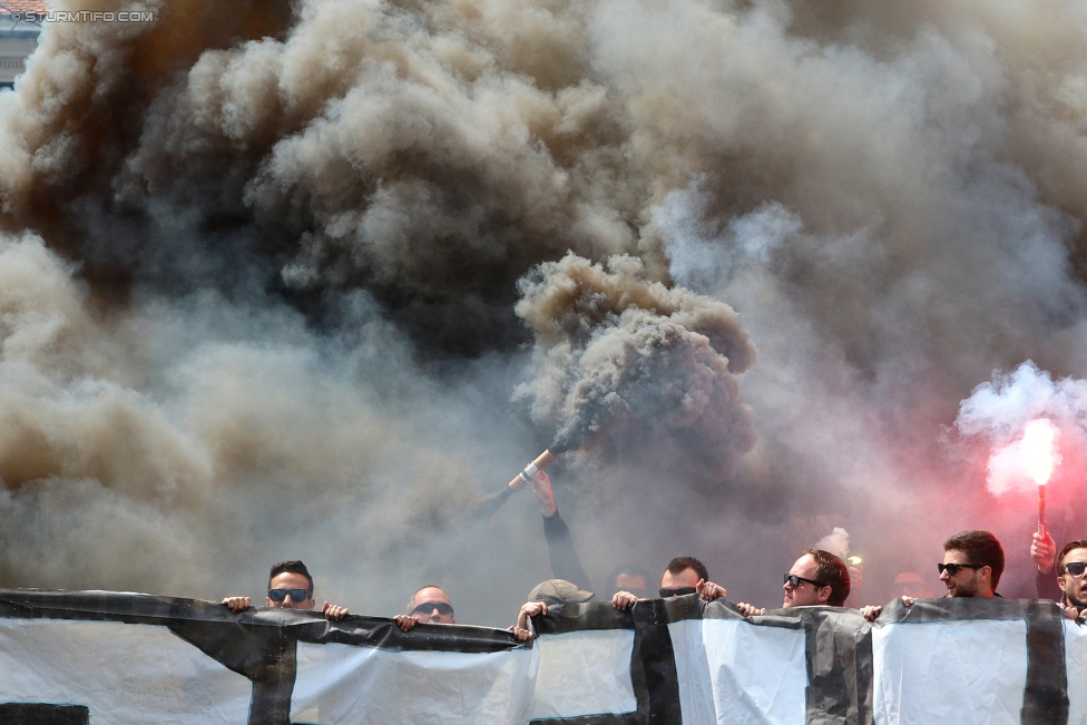 Gruabn Initiative Legendentag
Gruabn Initiative Legendentag, Stadion Gruabn Graz, 01.05.2017.

Foto zeigt Fans von Sturm beim Corteo
Schlüsselwörter: pyrotechnik