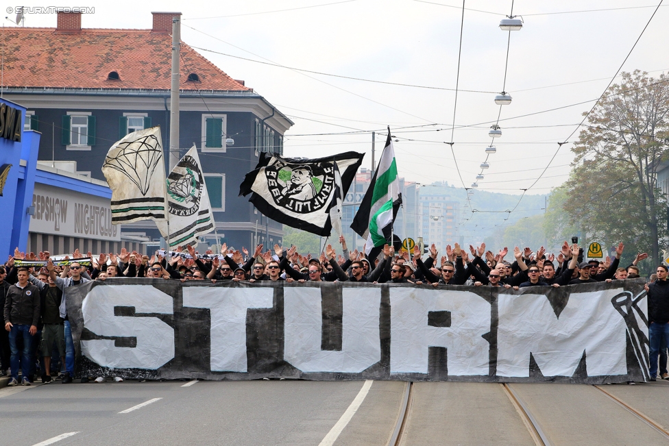 Gruabn Initiative Legendentag
Gruabn Initiative Legendentag, Stadion Gruabn Graz, 01.05.2017.

Foto zeigt Fans von Sturm beim Corteo
