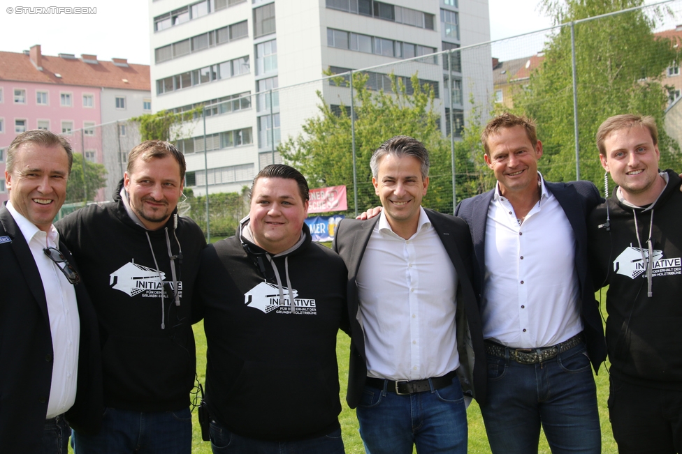 Gruabn Initiative Legendentag
Gruabn Initiative Legendentag, Stadion Gruabn Graz, 01.05.2017.

Foto zeigt Christian Jauk (Praesident Sturm), Markus Hatzl (Gruabn Initiative), Josef Schuster (Gruabn Initiative), Kurt Hohensinner (Stadtrat), Otto Konrad (ehem. Spieler Sturm) und Benjamin Sikora (Gruabn Initiative)
