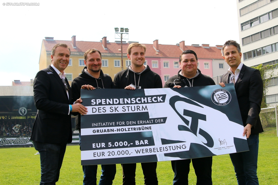 Gruabn Initiative Legendentag
Gruabn Initiative Legendentag, Stadion Gruabn Graz, 01.05.2017.

Foto zeigt Christian Jauk (Praesident Sturm), Markus Hatzl (Gruabn Initiative), Benjamin Sikora (Gruabn Initiative),  Josef Schuster (Gruabn Initiative) und Kurt Hohensinner (Stadtrat)
