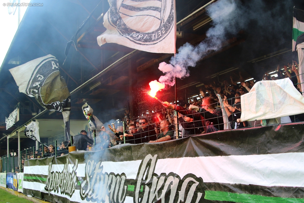 Gruabn Initiative Legendentag
Gruabn Initiative Legendentag, Stadion Gruabn Graz, 01.05.2017.

Foto zeigt Fans von Sturm
Schlüsselwörter: pyrotechnik