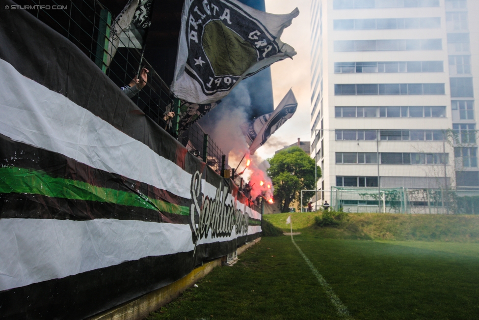 Gruabn Initiative Legendentag
Gruabn Initiative Legendentag, Stadion Gruabn Graz, 01.05.2017.

Foto zeigt Fans von Sturm
Schlüsselwörter: pyrotechnik