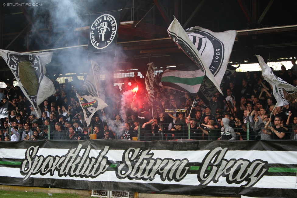 Gruabn Initiative Legendentag
Gruabn Initiative Legendentag, Stadion Gruabn Graz, 01.05.2017.

Foto zeigt Fans von Sturm
Schlüsselwörter: pyrotechnik